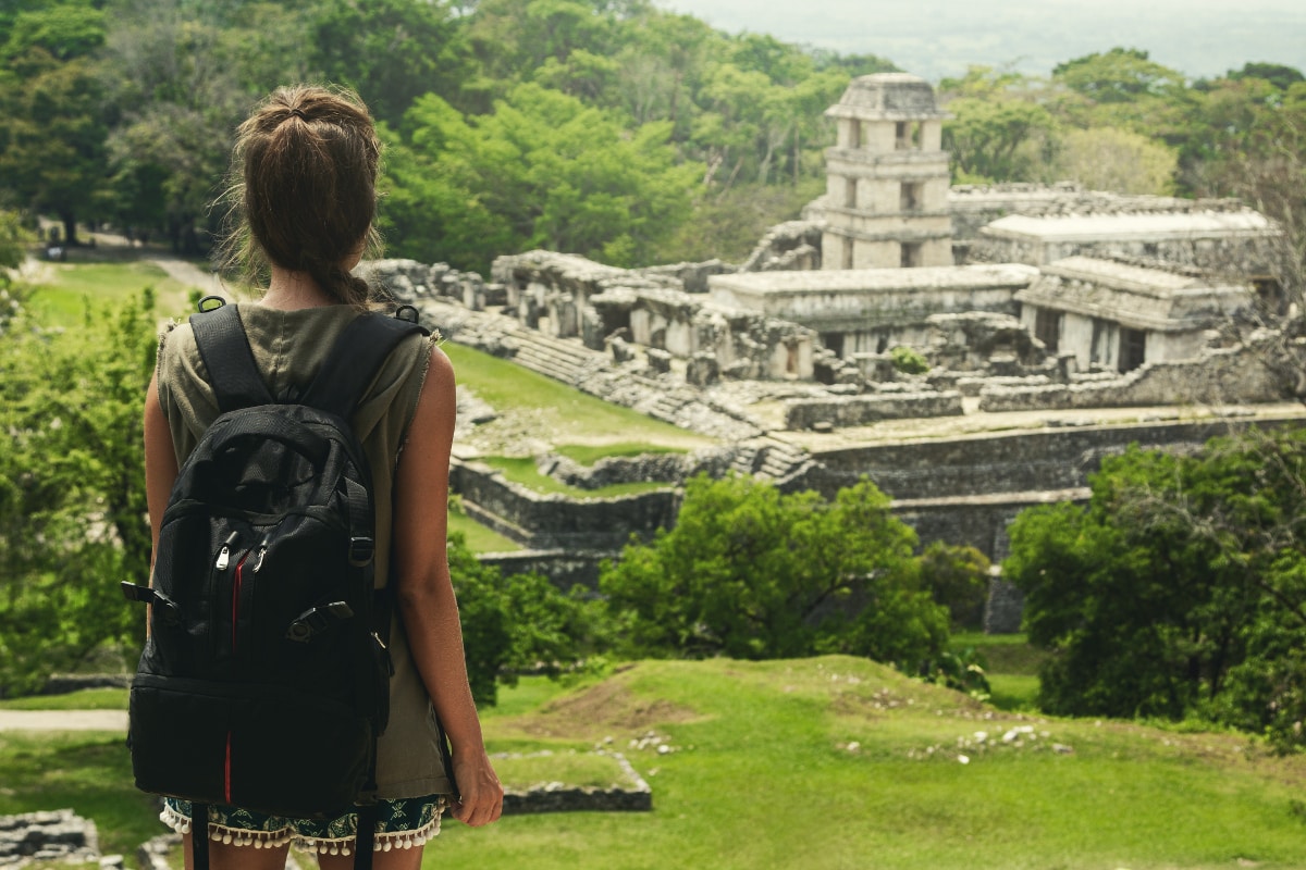 Femme regardant les ruines mayas de Palenque