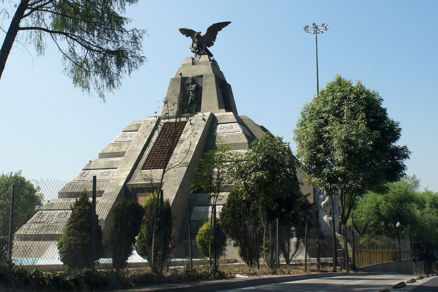 Monumento a la Raza