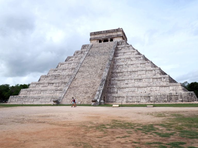 Vue sur la pyramide de Chichen Itza