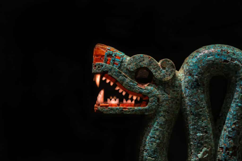 Sculpture d'un dieu aztèque