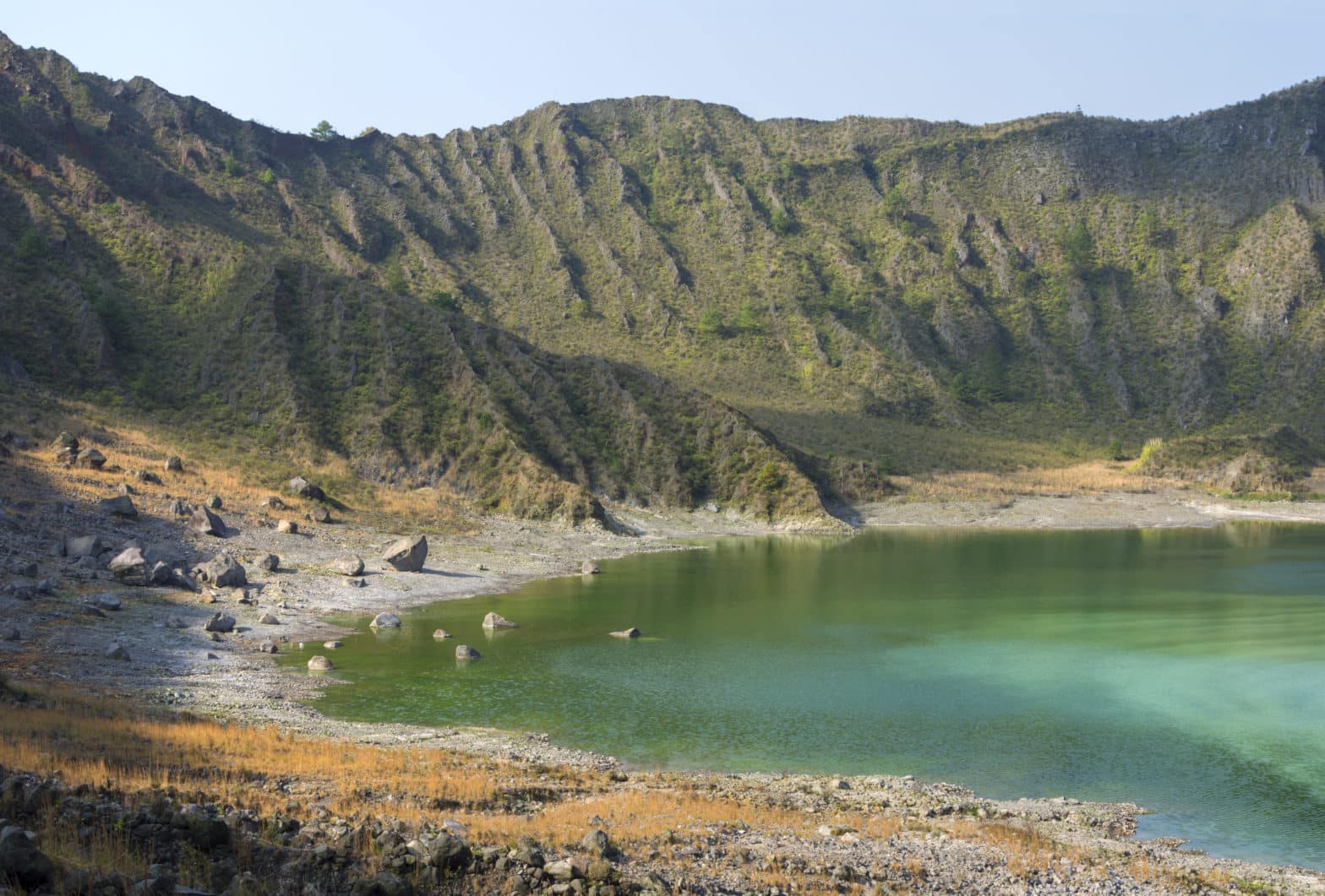 Lac vert sulfurique et intérieur accidenté du cratère du volcan El Chichonal au Chiapas, Mexique, par une journée ensoleillée