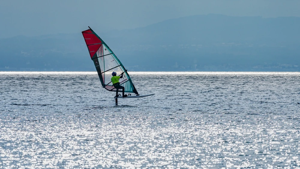 Vacancier faisant du windsurf