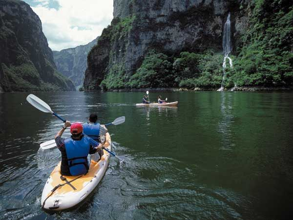 Canoa a navegar no Desfiladeiro do Sumidero
