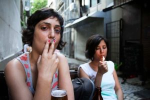 La forte consommation du tabac chez les jeunes au Mexique ralentit