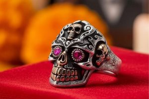 Bague tête de mort ornée de pierres roses
