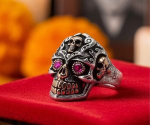 Bague tête de mort ornée de pierres roses
