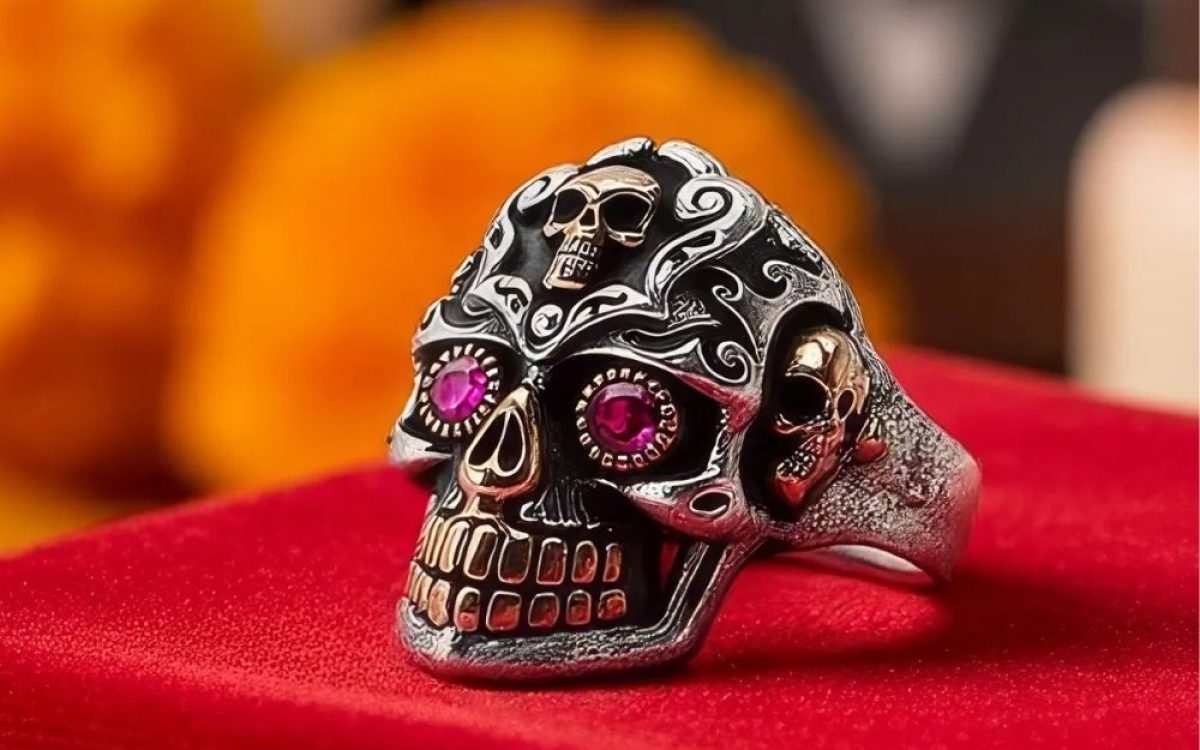 Bague tête de mort ornée de pierres roses