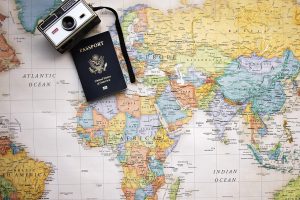 Passeport américain et appareil photo sur carte du monde