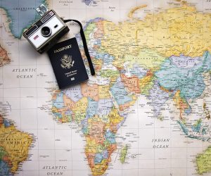 Passeport américain et appareil photo sur carte du monde