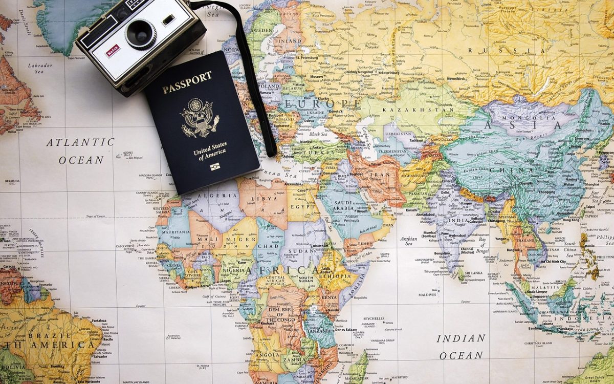 Passeport américain et appareil photo sur carte du monde