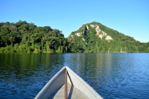 Proue de bateau sur lac entouré de collines