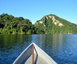 Proue de bateau sur lac entouré de collines