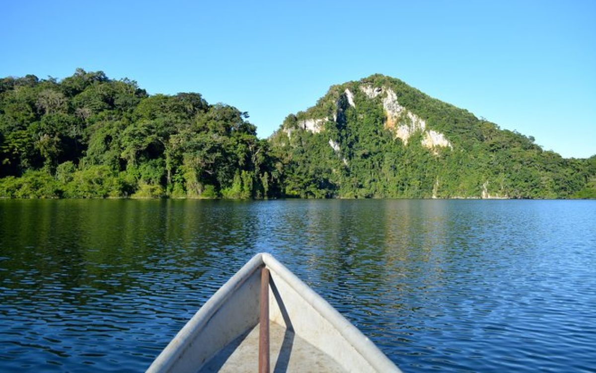 Proue de bateau sur lac entouré de collines