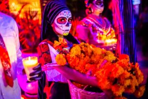 Femme maquillée pendant la fête des morts