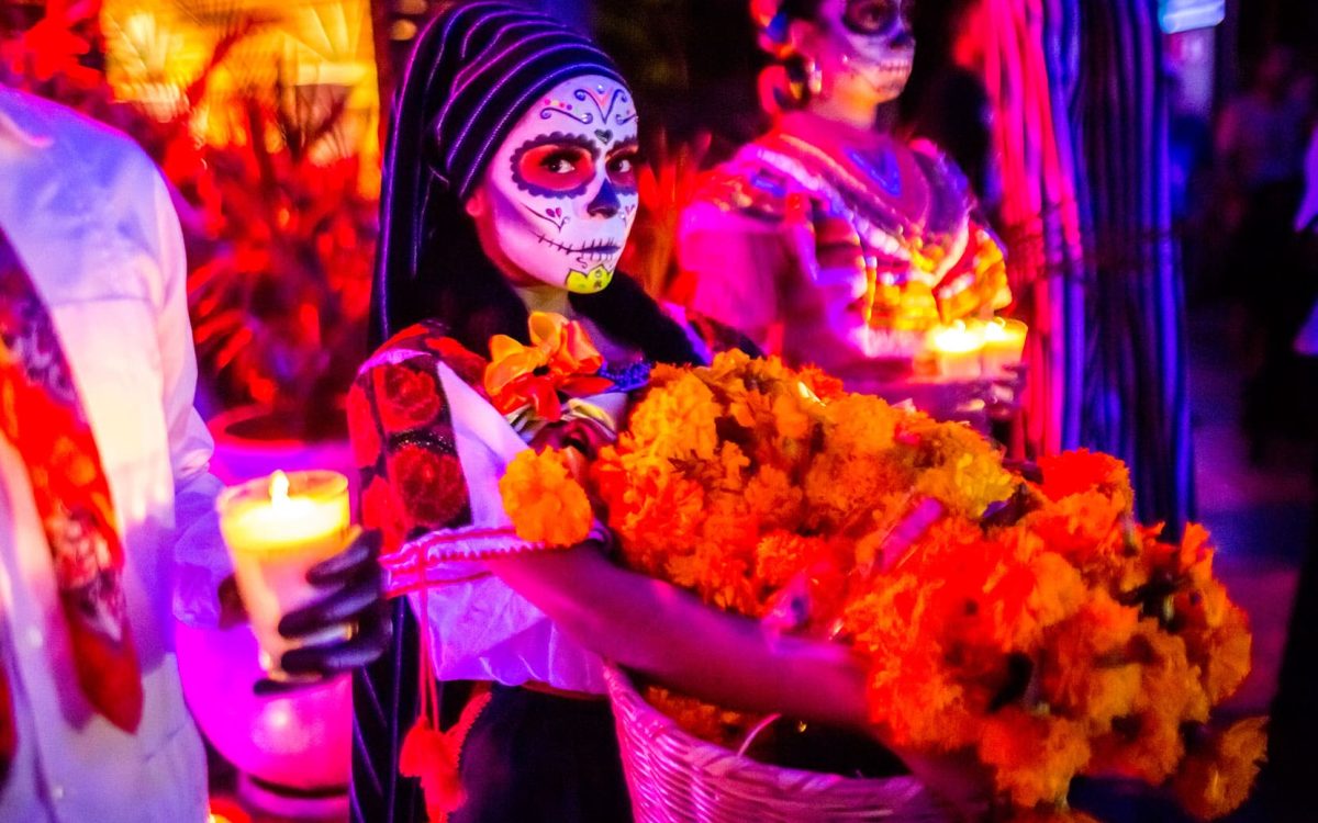 Femme maquillée pendant la fête des morts