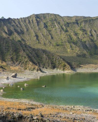 Lac vert entouré de collines rocheuses