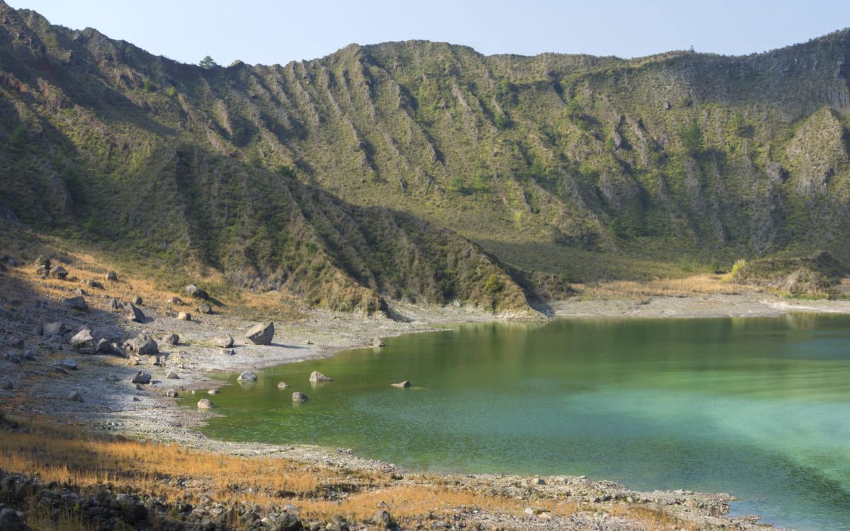 Lac vert entouré de collines rocheuses