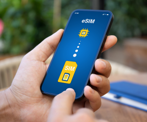 Persona configura una eSIM en su teléfono inteligente