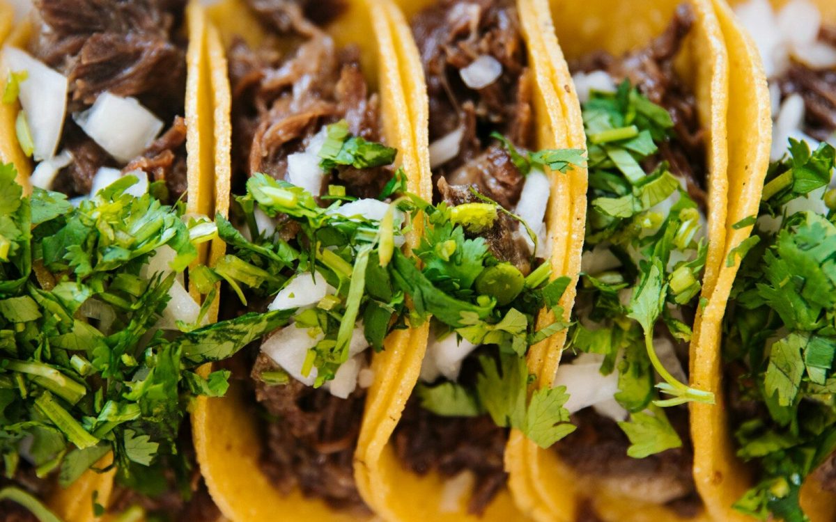 Des tacos garnis de bœuf effiloché et d’herbes fraîches. Un classique savoureux aux saveurs mexicaines authentiques.
